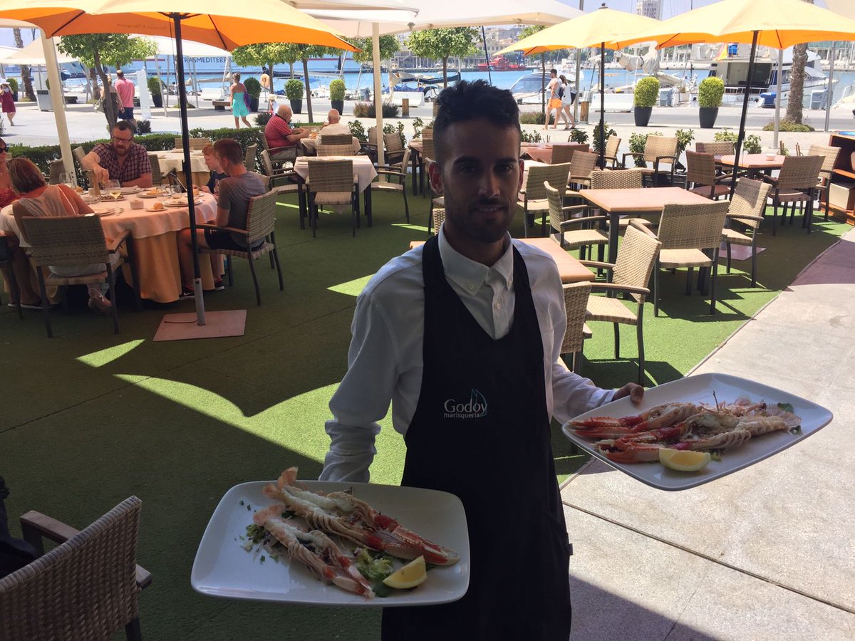 MqGodoy's tweet photo. Rafa a punto de servir estas impresionantes cigalas de la Caleta de Vélez. ¡400 gr. la pieza! ❤️😋 https://t.co/dCMlc1eYoq