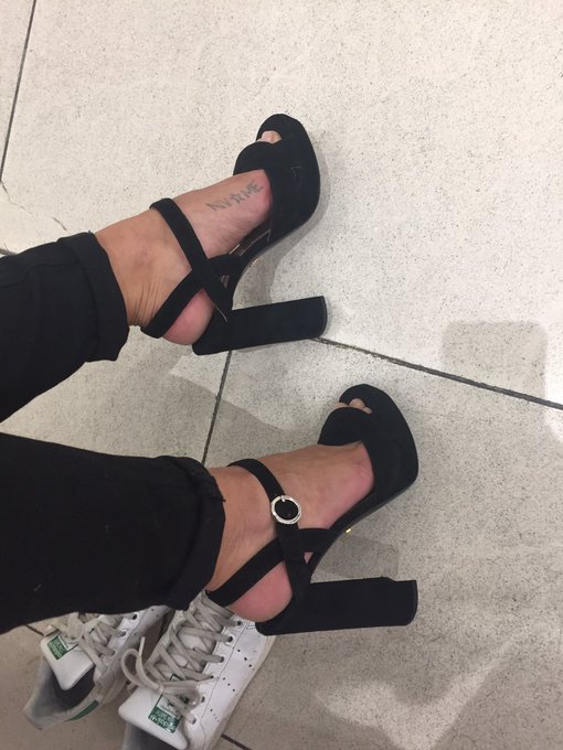 Me suis soign&eacute;e chez Prada.... Cest mal... tres mal.... #stansmith VS #prada https://t.co/2yZ3WihAcD<a href="/tag/prada"class="tags"><span>#prada</span></a><a href="/tag/stansmith"class="tags"><span>#stansmith</span></a>