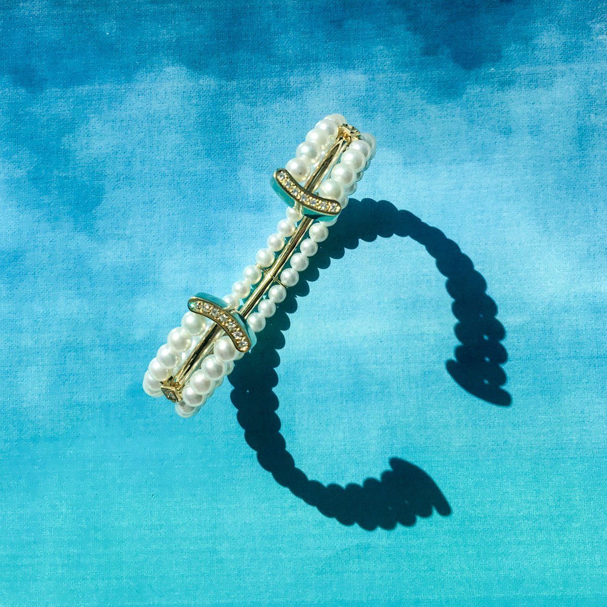 MastoloniPearls's tweet photo. Do you “c” my shadow? #PearlBangles
#NYC #MastoloniPearls #Pearls #PearlJewelry #PearlEarrings #PearlBracelets #jewelry #accessories https://t.co/48324EYpJn