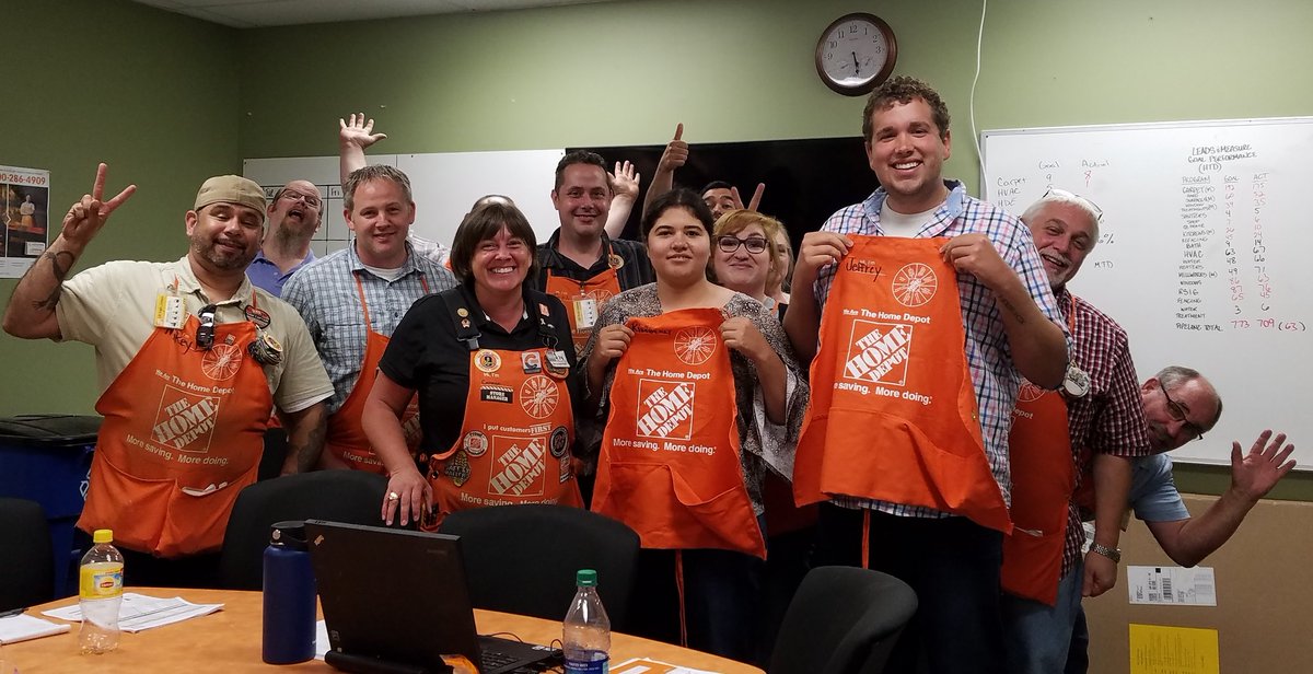 New Aprons! Welcome to the team Jeffrey &amp; Kimberly! Excited to have you! @cvalade33@LaurelHappe @MatthewZacek@JesseWilkie007 @gregfoley_thd