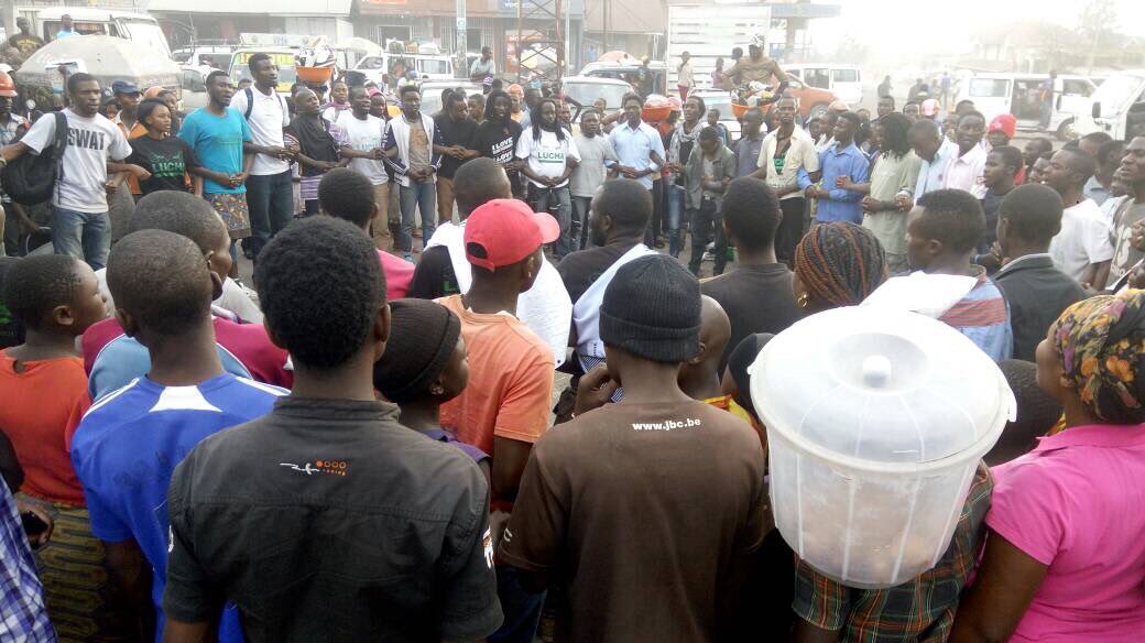 #Goma: Aussitôt relâchés ce soir, nous sommes retournés prier et communier avec la population là où la marche d'hier était partie. #RDC