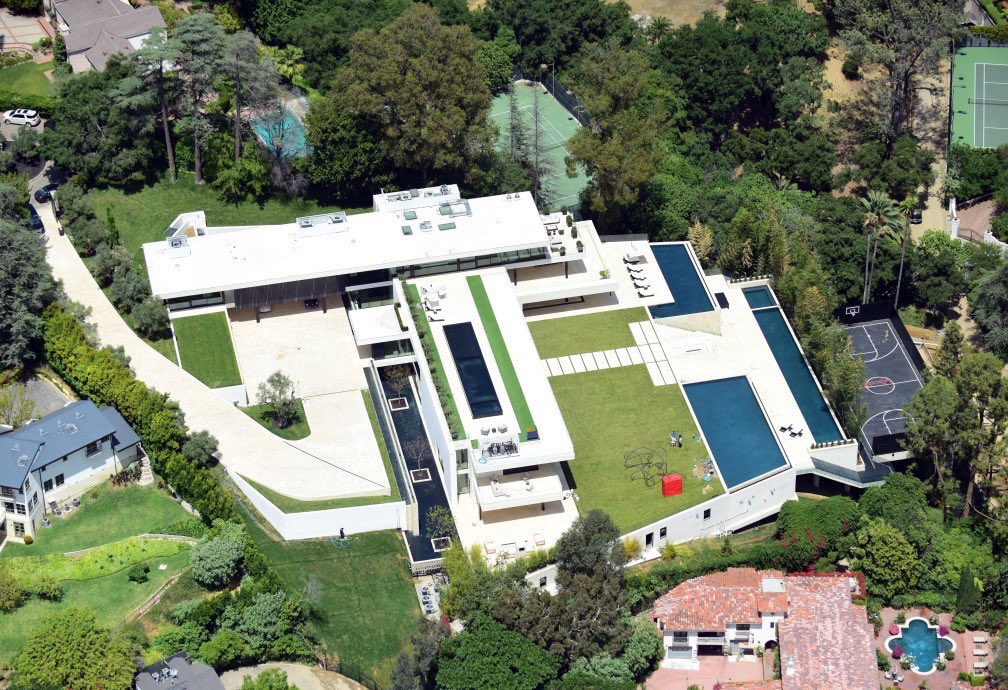 ItsJayTeeGee_'s tweet photo. Jay and Bey done fucked around and got me like... #FutureHouseGoals https://t.co/HRymO0PjFT