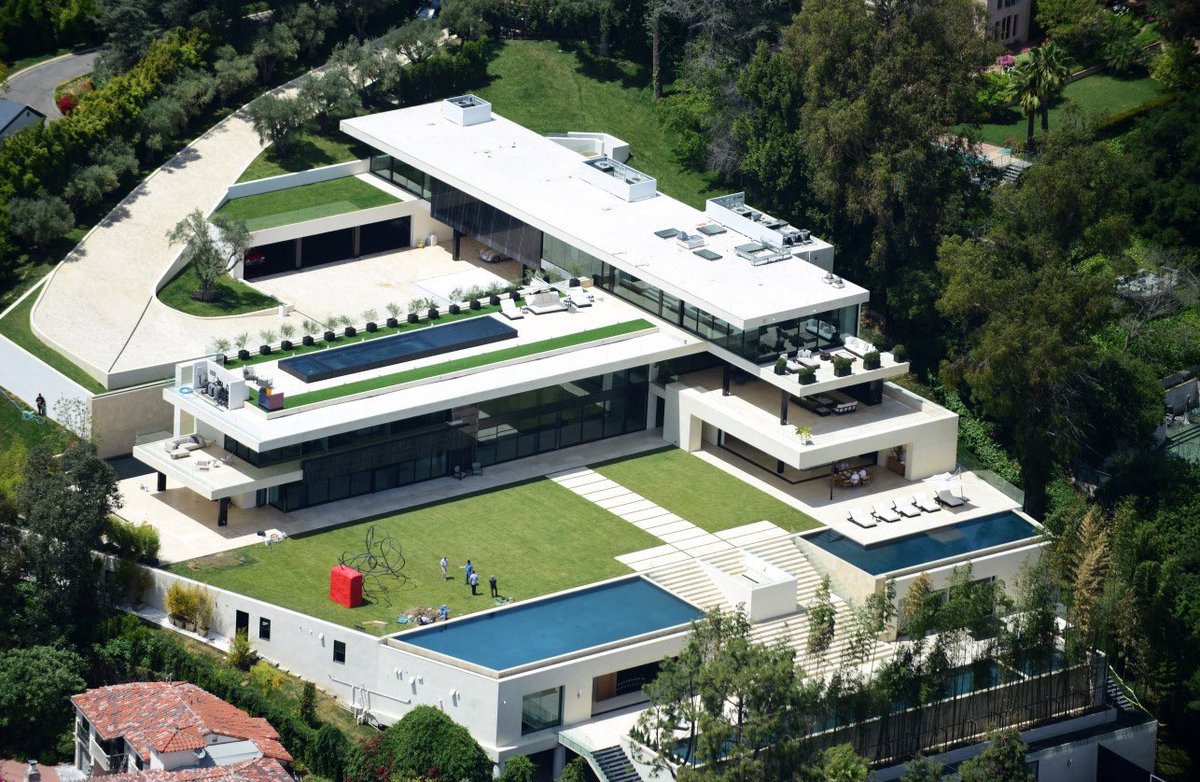 ItsJayTeeGee_'s tweet photo. Jay and Bey done fucked around and got me like... #FutureHouseGoals https://t.co/HRymO0PjFT