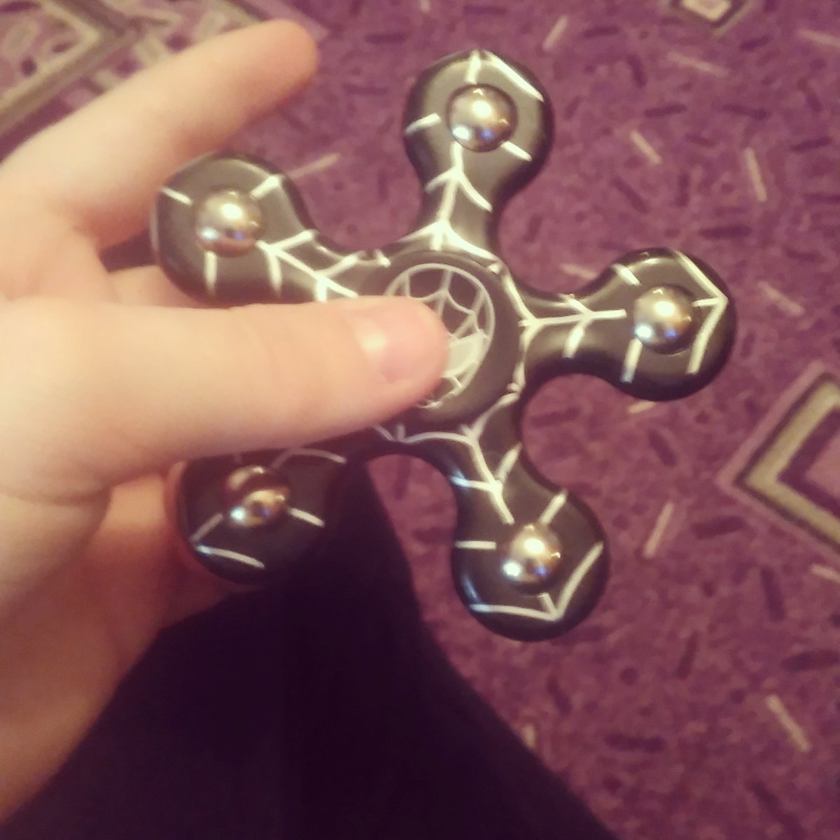 Freedomdel's tweet image. Короче купил сегодня спиннер и он как то плохо крутился решил значит его прочистить ну блять потерял где то в хате подшипник и выкинул его