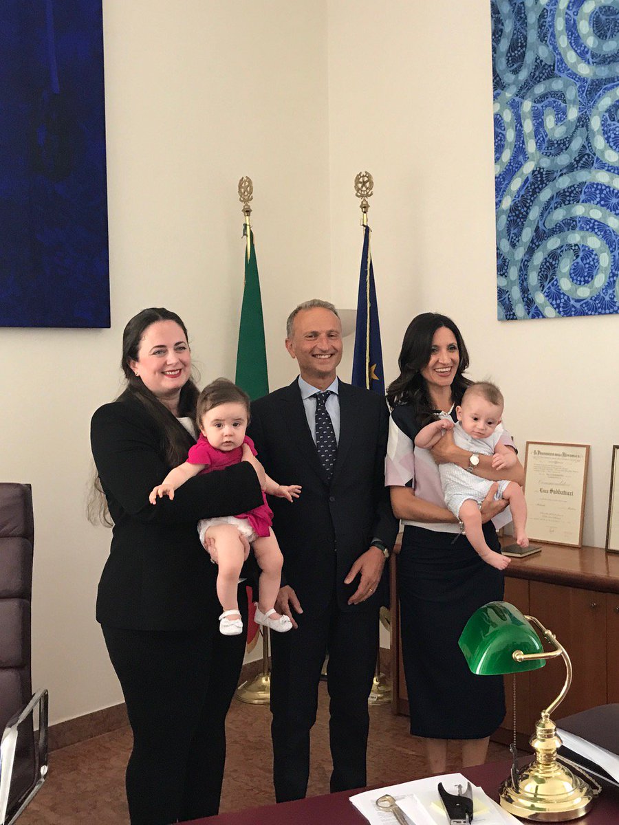 Giovani diplomatiche e neo-mamme giurano fedeltà alla
Repubblica e si preparano a servire all'estero: Colombo&amp;AbuDhabi. In bocca al lupo! 🇮🇹