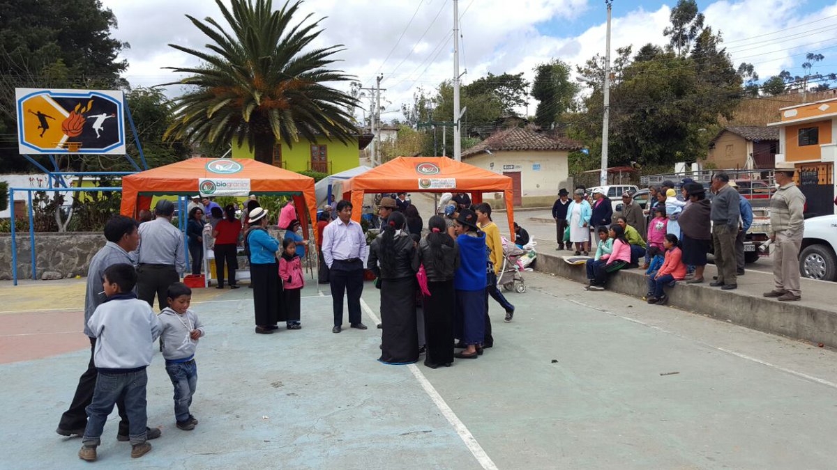 SwissaidEc's tweet photo. Participación de granjeros en la Feria Agroecológica de San Simón. SWISSAID Cambios que perduran. https://t.co/aQzDkaUNvr