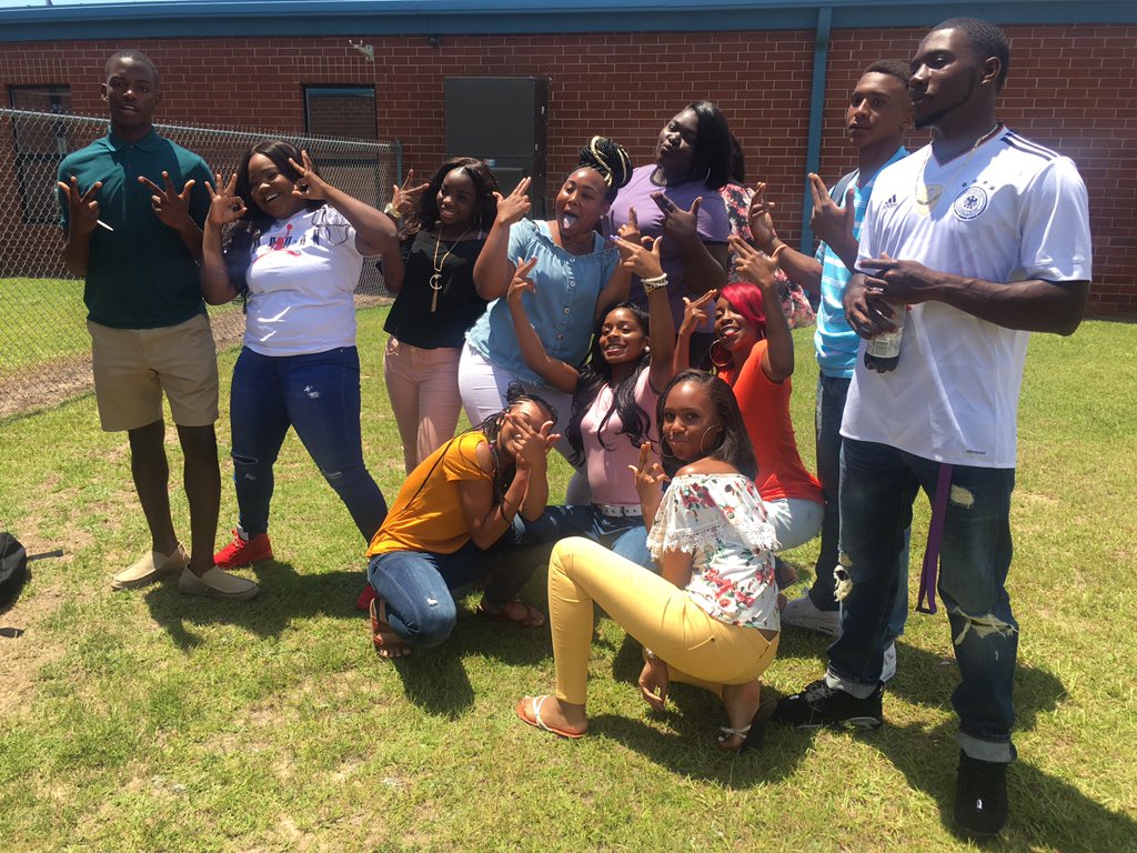 trinidycl's tweet image. 🔫🔫y'all see we lit 😊😍