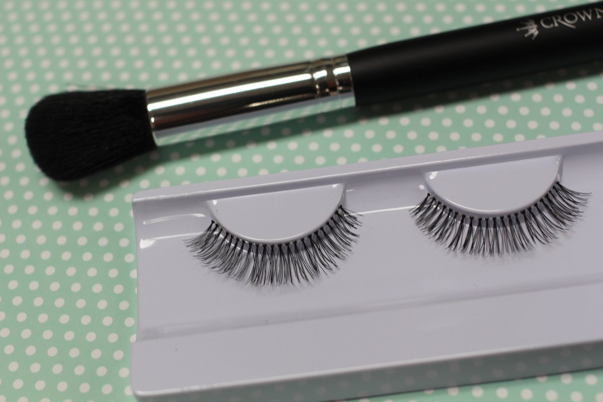 No Need for eyeliner with our Melanie Lashes! Their feathered appearance enhance your natural lash line.

goo.gl/RWMzmu

#lashes