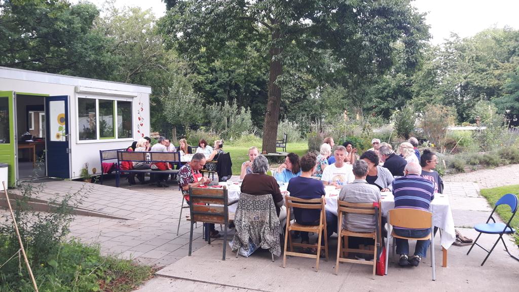 food_for_good's tweet photo. Heerlijk eten met veel mensen bij #foodforgood met @RestoUtrecht. Super gezellig, mooi weer, goed gezelschap. Kom je volgende keer ook? https://t.co/gKoKEmMeTe