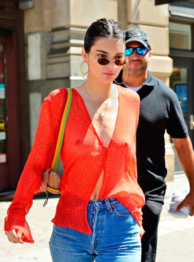 una blusa roja transparente y sin ropa interior, Kendall Jenner fue captada en una galería de Soho, York | Noticias 24 Scoopnest