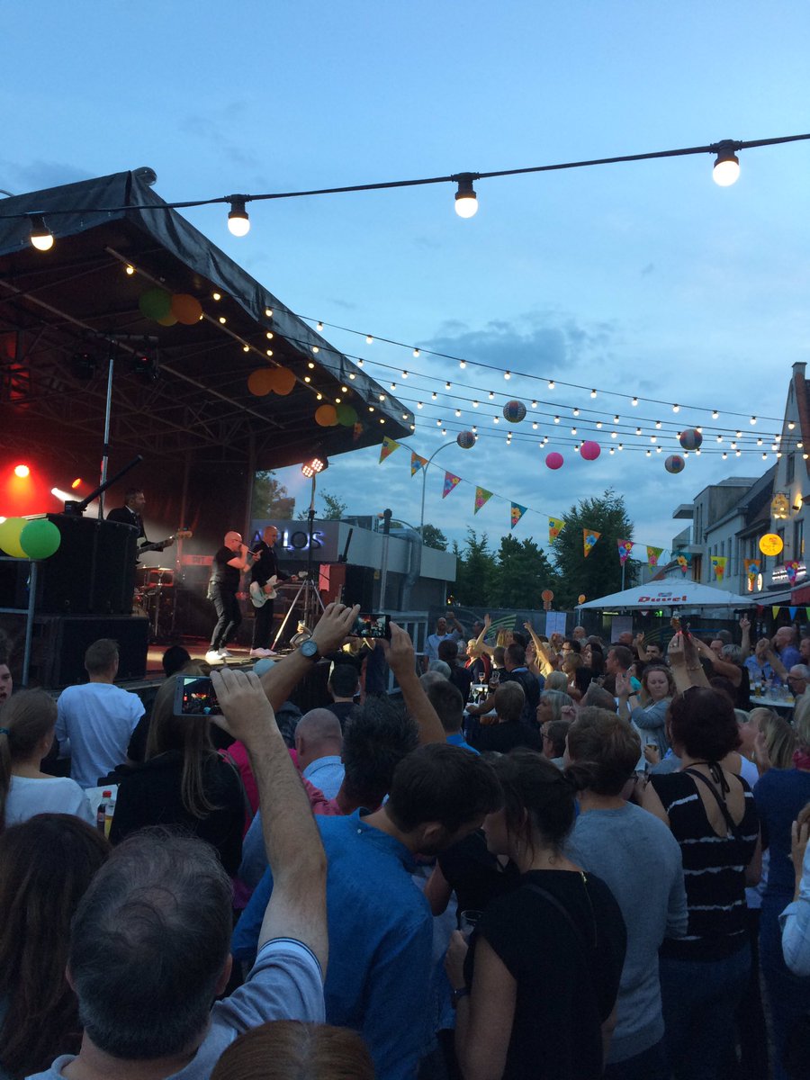 MichielVanroose's tweet photo. 20 jaar cafรฉ De Chalet #Feest #Brugge #StAndries https://t.co/lc4G3dmmO8