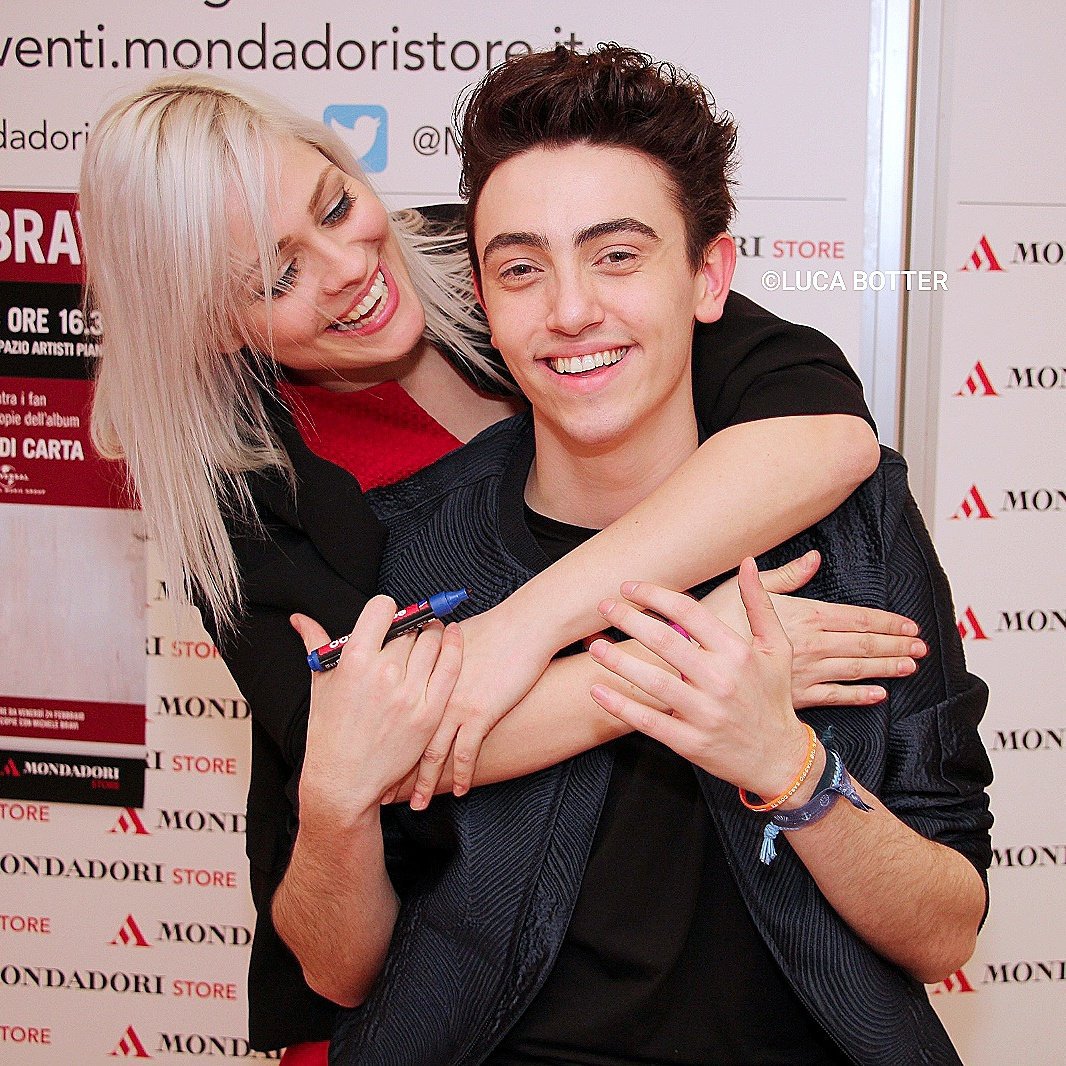 botter_luca's tweet photo. @michele_bravi e @AlicelikeAudrey ph @botter_luca un abbraccio con tanto amore a fine instore 😀 #michelebravi https://t.co/UBJIleE1Vm