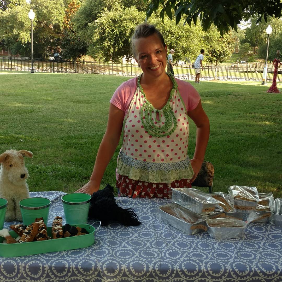 HburgMarket's tweet image. Vendor of the Week: Susannah of Easy-H-Acres. She sells all natural dog treats and a variety of zucchini breads!