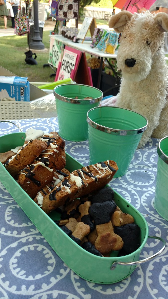 HburgMarket's tweet image. Vendor of the Week: Susannah of Easy-H-Acres. She sells all natural dog treats and a variety of zucchini breads!