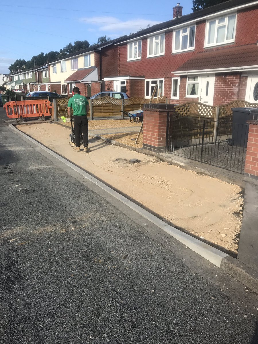 j_paving's tweet photo. Another quality drop kerb installed birchwood area of Lincoln 🚗🚧 #dropkerbs #jspaving #paving https://t.co/BScvVjtsOI