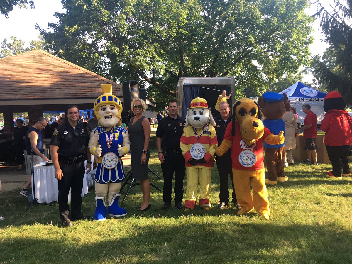 DrewMihalik's tweet photo. And the winner is..... Tommy the Trojan! Good work Sparky! @FHSAthletic @FindlayTrojans @FindlayFireDept #findlay #NationalNightOut2017 https://t.co/GdPf6K1Vhn