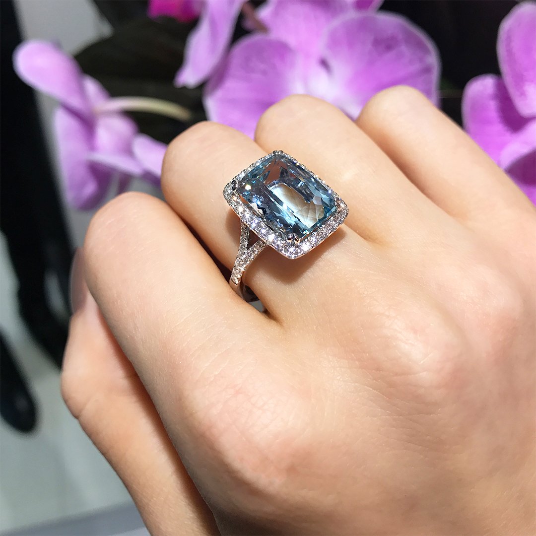 This magnificent Aquamarine and Diamond Ring is an excellent way to embellish any outfit.