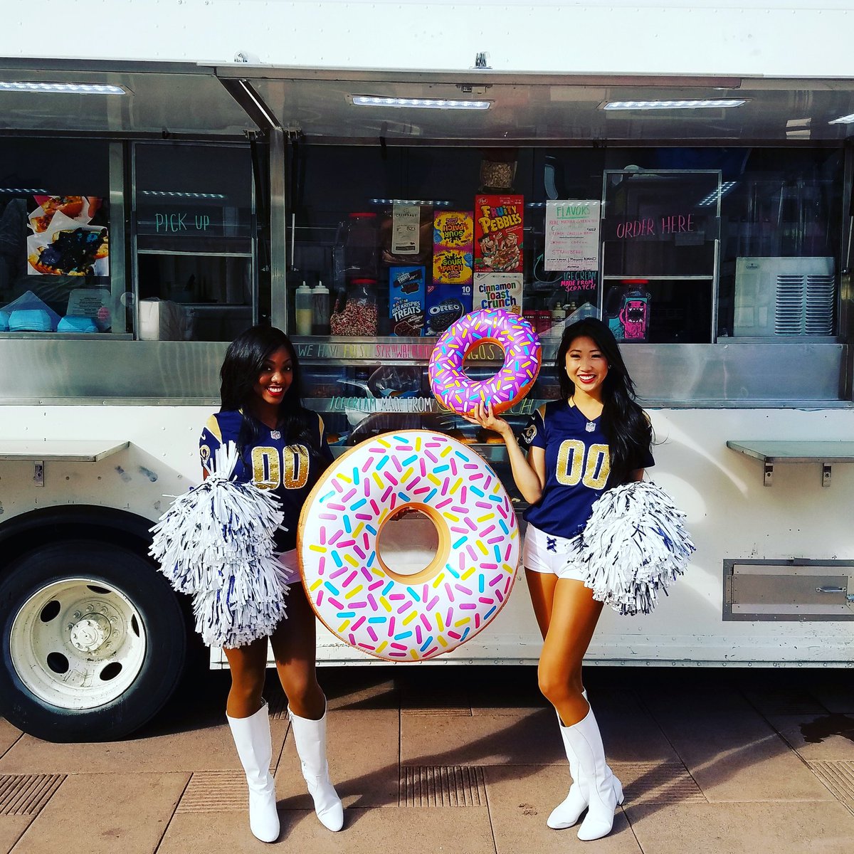 LaPuffla's tweet photo. Visit us &amp; @laramscheer at #PershingSquare 5-10pm @psdowntownla @lacityparks #dtla #la #lafoodie #LAEats 532 s olive st #losangles #donut https://t.co/QotF35Ilb0