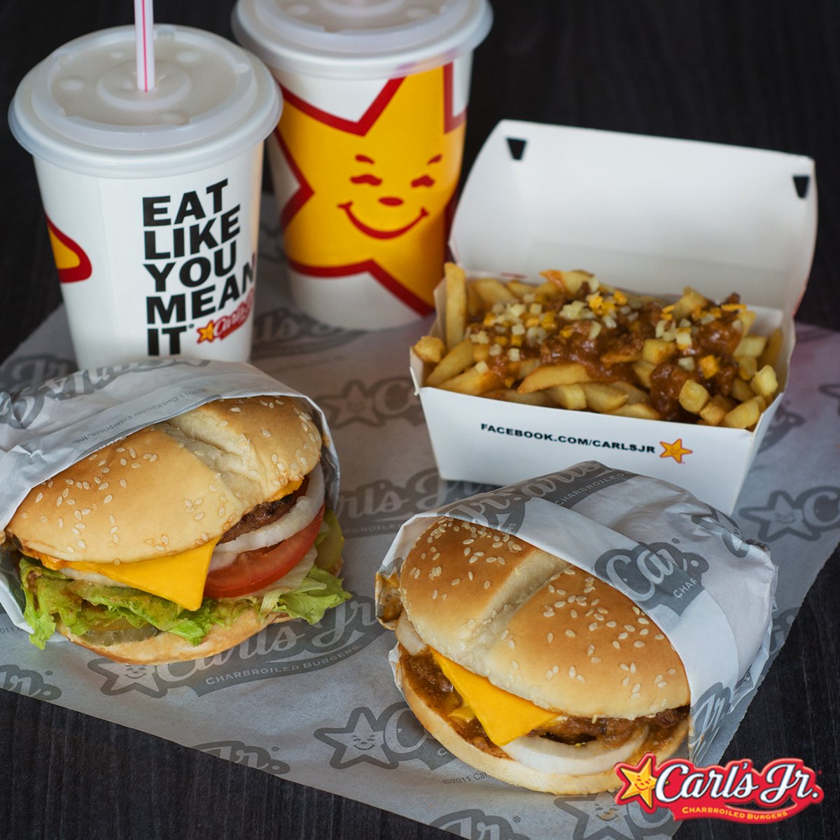 Arma tu #FamousMixPack en Carl's Jr con: 1 Famous Star + 2 colas + 1 papa Chili Cheese y 1 hamburguesa a tu elección* Aplica restricciones.