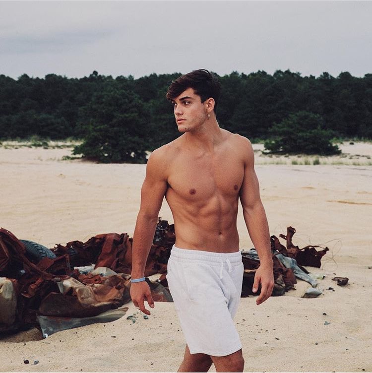 karlsbrock's tweet photo. A FUCKING GOD😍😍

@GraysonDolan https://t.co/D4tnL48uCV