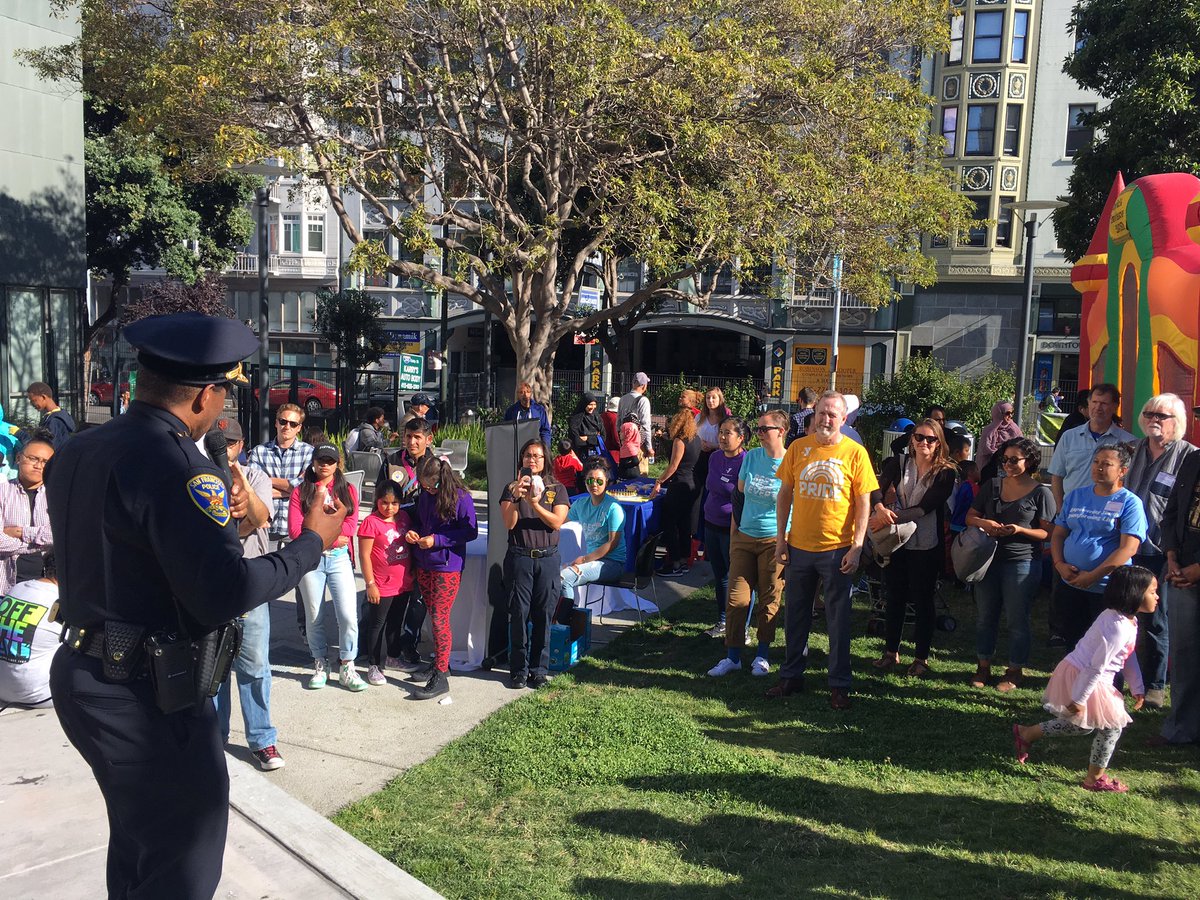National Night Out kicks off in Tenderloin w/@SFPDChief + <a href="/TLCapt/">Teresa Ewins</a>! Head over for food, bouncy house + free #Warriors backpack!