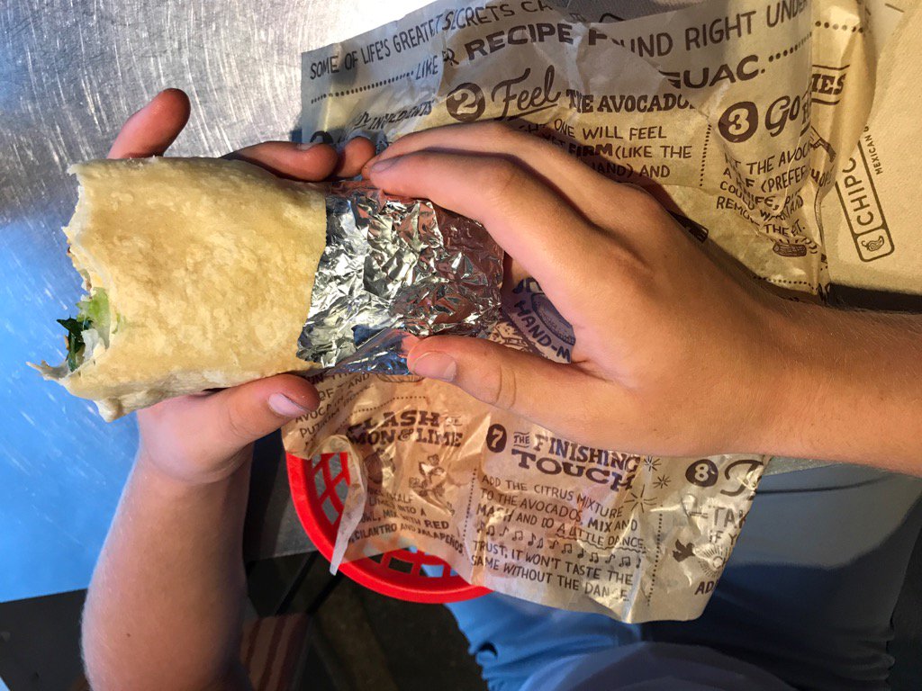breweryrides's tweet photo. @ChipotleTweets #smallestchiptole burrito. Watched guy in front of us get 2x that in a bowl. #disappointingchipotle https://t.co/lqJ6zEf51x