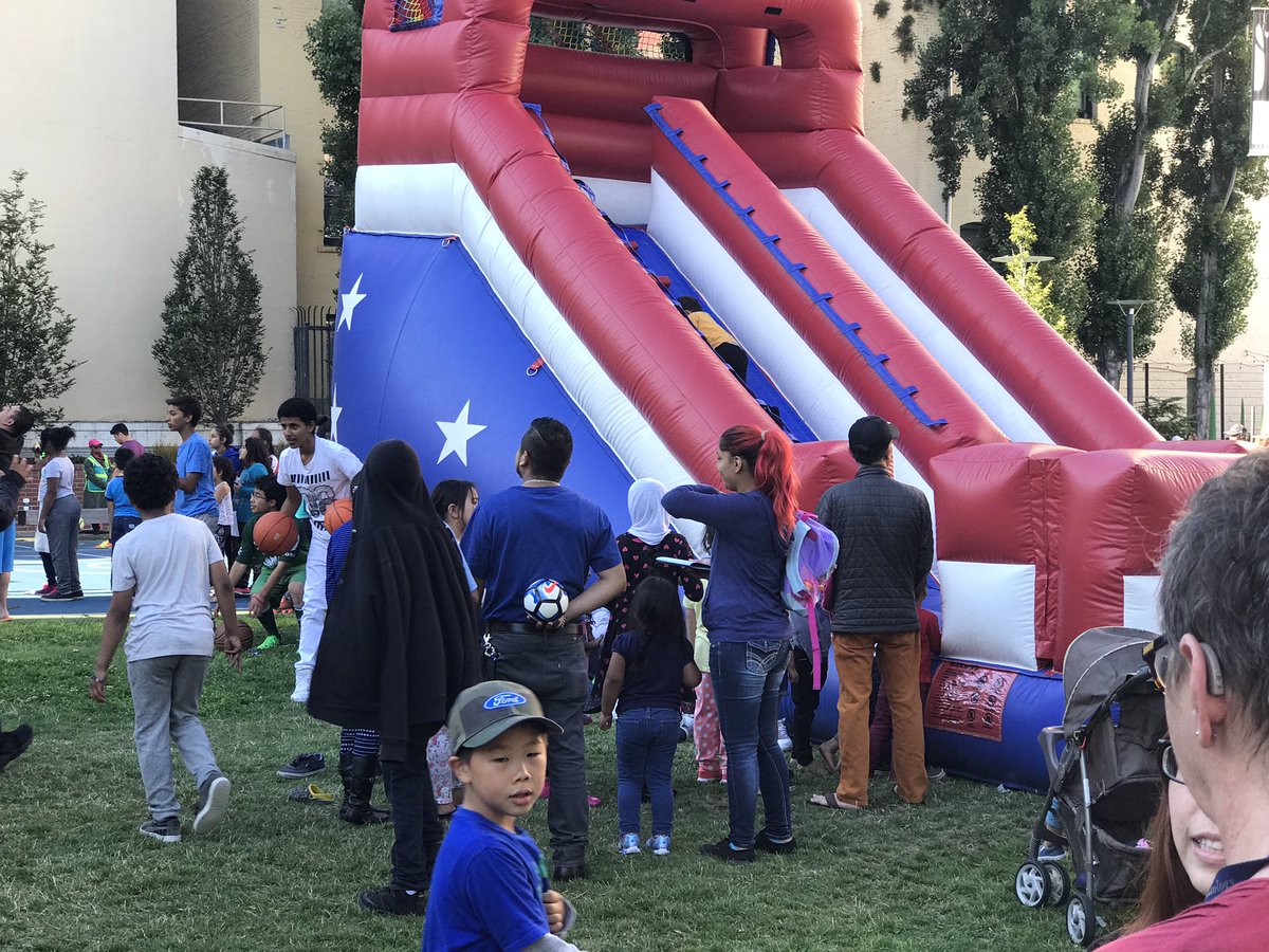 ChughesMick's tweet photo. #NationalNightOut2017  @SYLCentralYMCA great fun and turnout - the #tenderloin is out in force @ #boeddekerpark @ymcasf @YMCABruning https://t.co/00rbuuB5RE