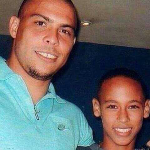 RobertoRojas97's tweet photo. 20 years ago, the man on the left became the most expensive player ever (£20 million). The kid on the right will now be 11x more expensive. https://t.co/t5XzSzx4rC
