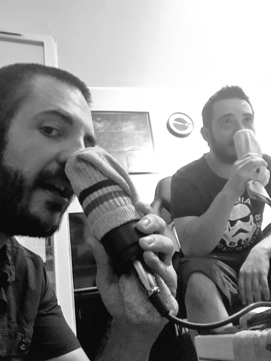 Geekorama_Team's tweet photo. À défaut d'avoir des filtres anti-pop, ce soir on utilise les chaussettes d'@Ikson_skald ! https://t.co/Wwn2ooQJtB