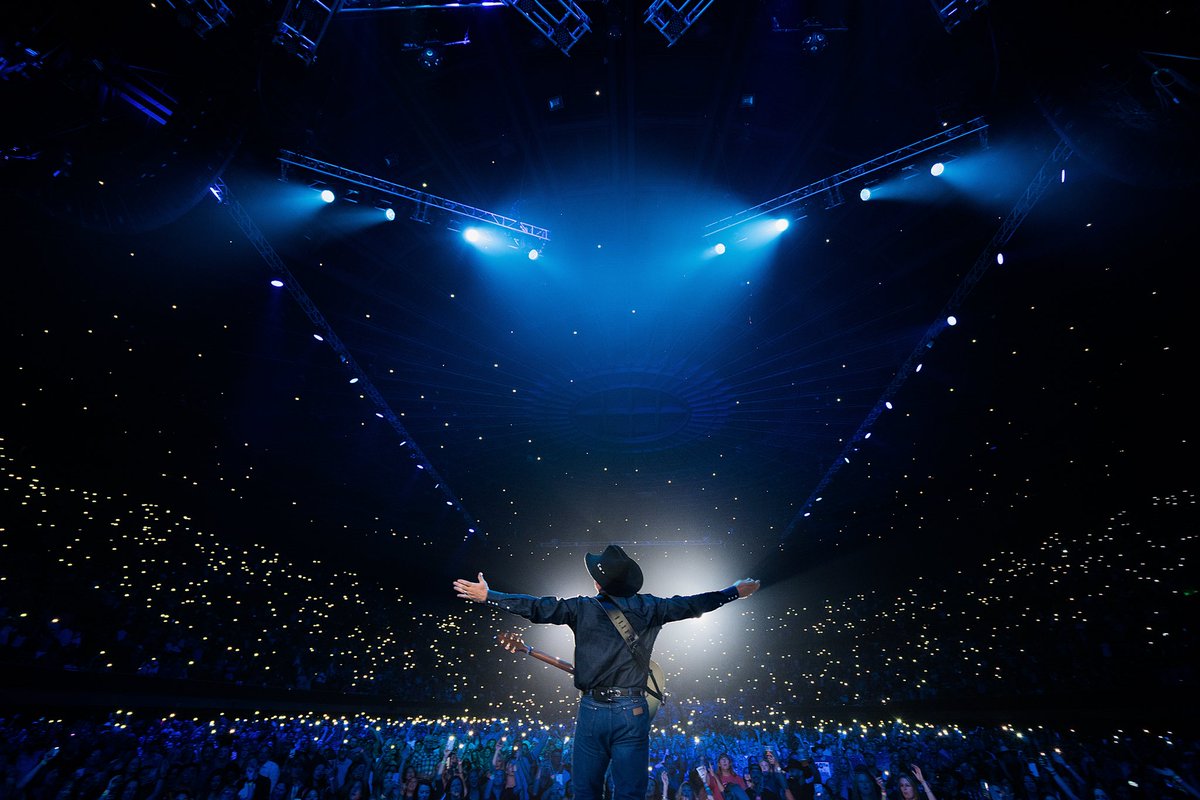 Are you a <a href="/garthbrooks/">Garth Brooks</a> fan? We've got 2 sets of tickets up for grabs! RT; and tag a friend you would bring, Goodluck! 👍