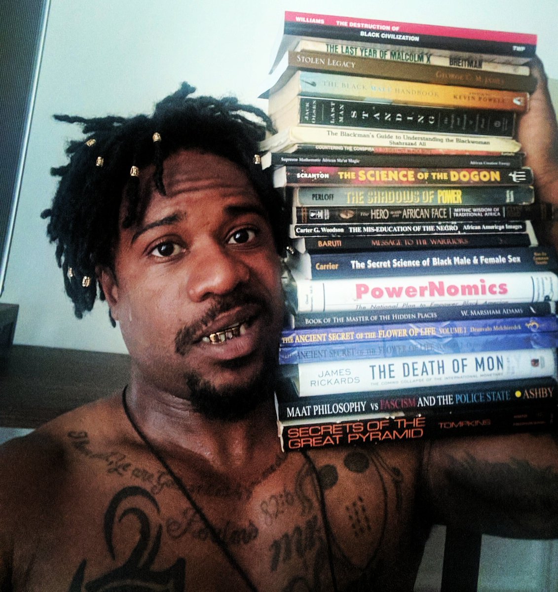 suaveworld's tweet photo. #BookPhoneChallenge ..I couldn't resist the temptation 😎😎😎 #ReadingIsFunDaMental #StarrChild #SuaveWorld #JourneyzInThe4thDimenzion https://t.co/71LPN05St4