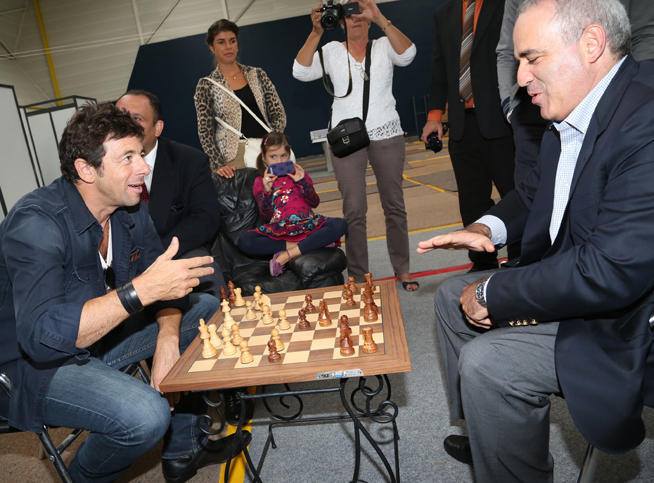 MongoosePress's tweet image. Do you know who is playing vs Garry @Kasparov63?

#Chess #Music #ChansonFrançaise
