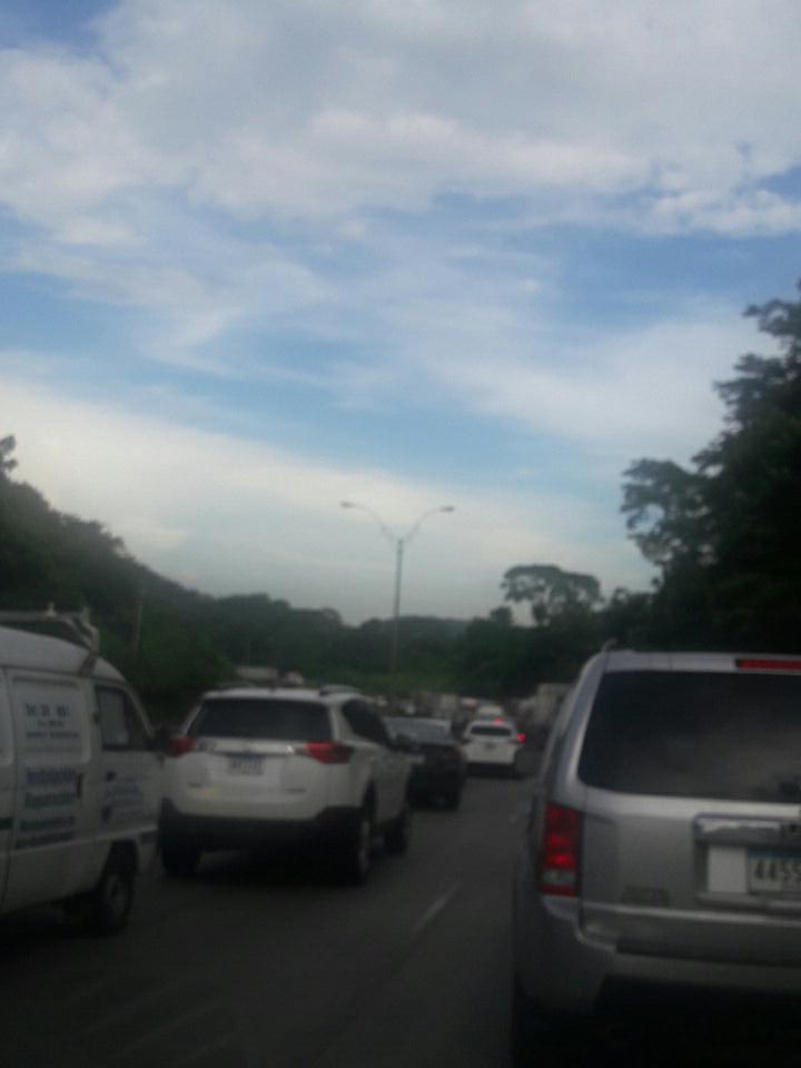 iilenia_d's tweet photo. @TraficoCPanama A una hora de haber reportado accidente y aun no mueven camion. Tranque horrible. Cierran el paso. No ven aforo de carros. https://t.co/tq4AeMl48j