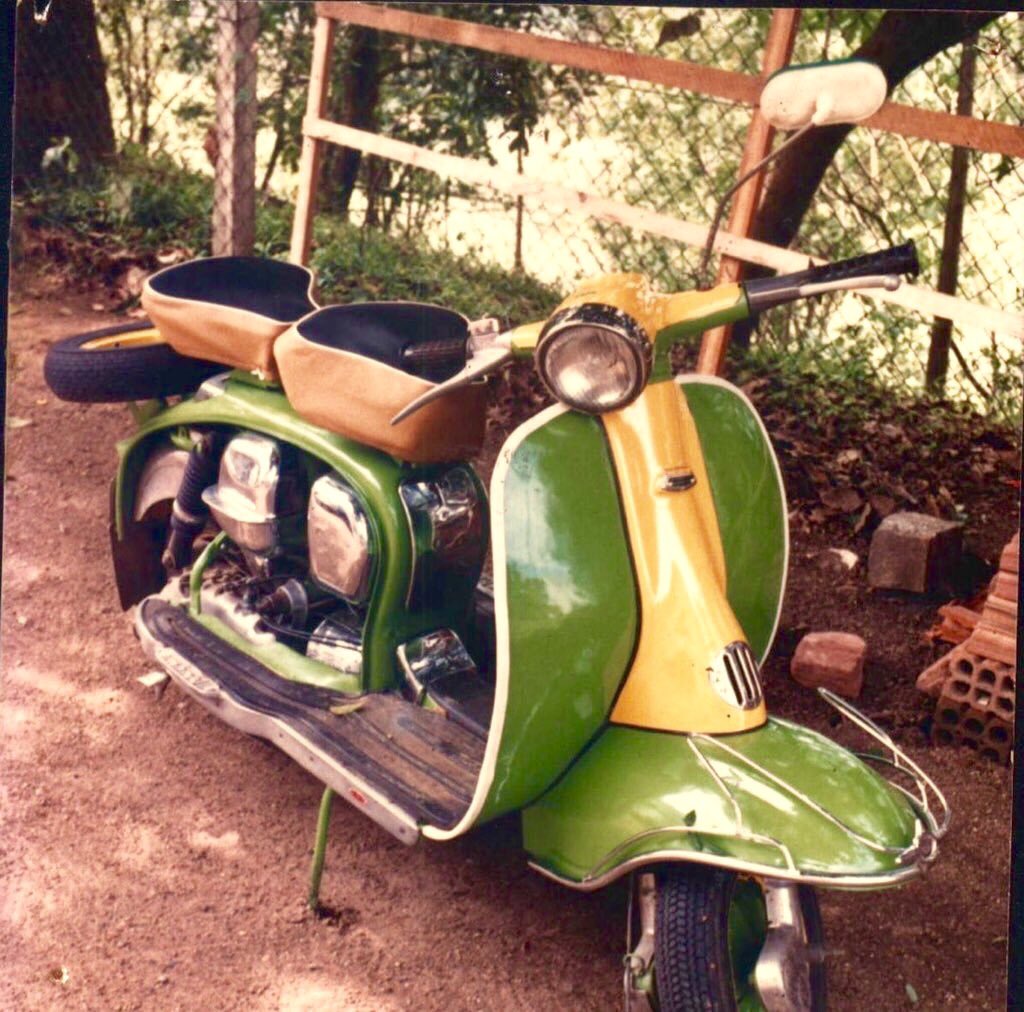 deborare's tweet photo. Due miti intramontabili: la #Vespa e la #Lambretta #timeless #Legends around the #world #Travel #Holland #Italia #Brazil https://t.co/gZw99xnvPI
