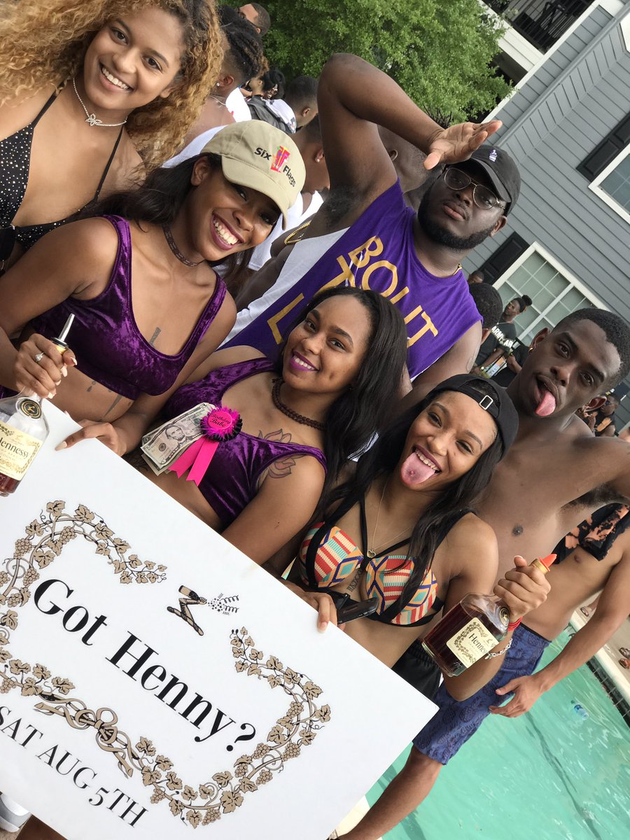_GotHenny_'s tweet photo. FREE HENNESSY ALL NIGHT ITS LIT โ๏ธโ๏ธโ๏ธ#tgp2k17 #txsu21 #GotHenny #openbar #ubercode:GotHenny #issadrunk #presalesalmostsoldout #TxSU20 #lit๐พ https://t.co/G4nHgPfGyL