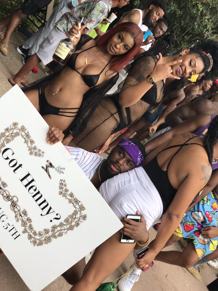 _GotHenny_'s tweet photo. FREE HENNESSY ALL NIGHT ITS LIT โ๏ธโ๏ธโ๏ธ#tgp2k17 #txsu21 #GotHenny #openbar #ubercode:GotHenny #issadrunk #presalesalmostsoldout #TxSU20 #lit๐พ https://t.co/G4nHgPfGyL