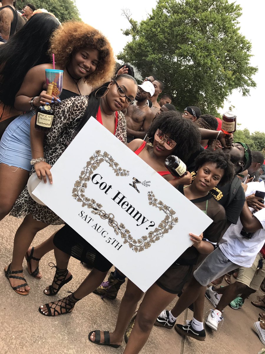 _GotHenny_'s tweet photo. FREE HENNESSY ALL NIGHT ITS LIT โ๏ธโ๏ธโ๏ธ#tgp2k17 #txsu21 #GotHenny #openbar #ubercode:GotHenny #issadrunk #presalesalmostsoldout #TxSU20 #lit๐พ https://t.co/G4nHgPfGyL