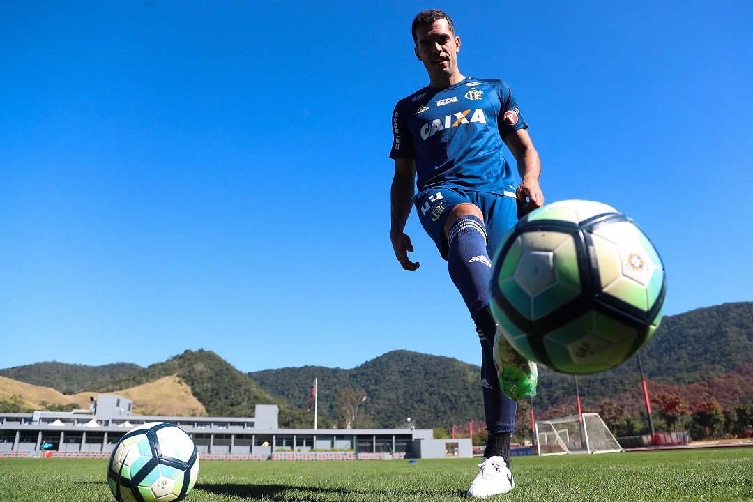 Flamengo's tweet photo. Geuvânio e Rhodolfo trabalham forte para voltarem à ação vestindo o Manto Sagrado! #VamosFlamengo https://t.co/BJU4rv0zOJ