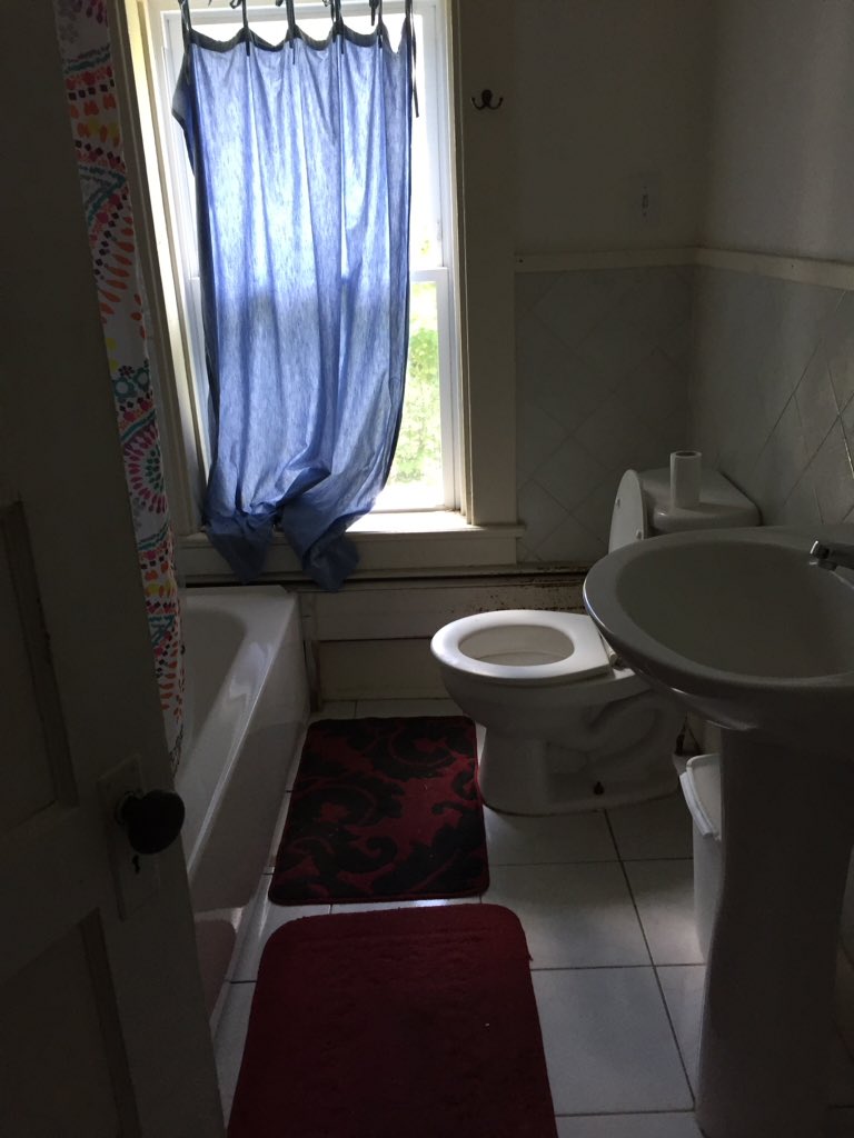 140grandma's tweet photo. #Airbnb fail.  Unsanitary, disgusting and only refunding a portion?  Seriously? https://t.co/75KM1ncx1E