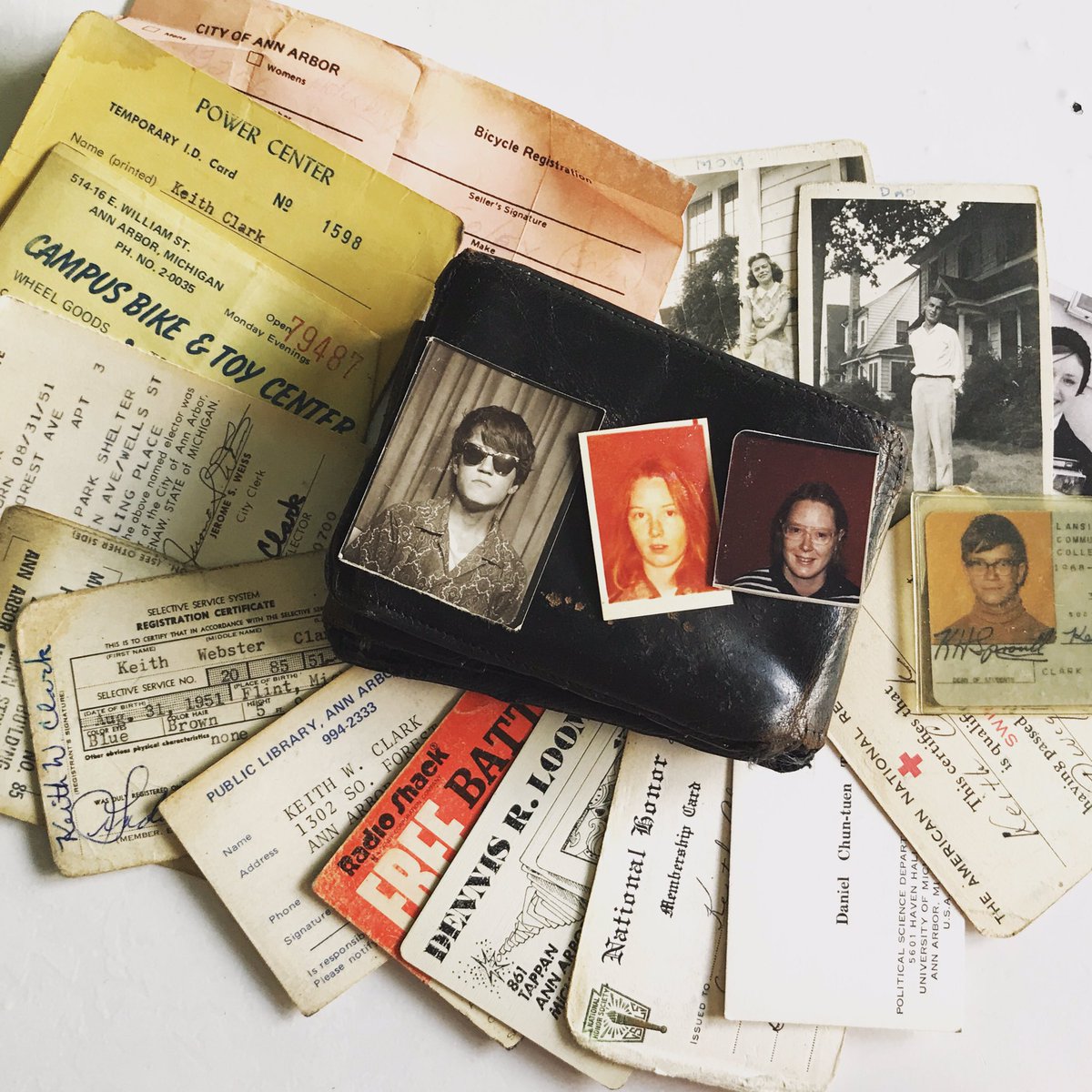 SarainAnnArbor's tweet photo. Things in his wallet when he died https://t.co/Qp5SHnbDpo