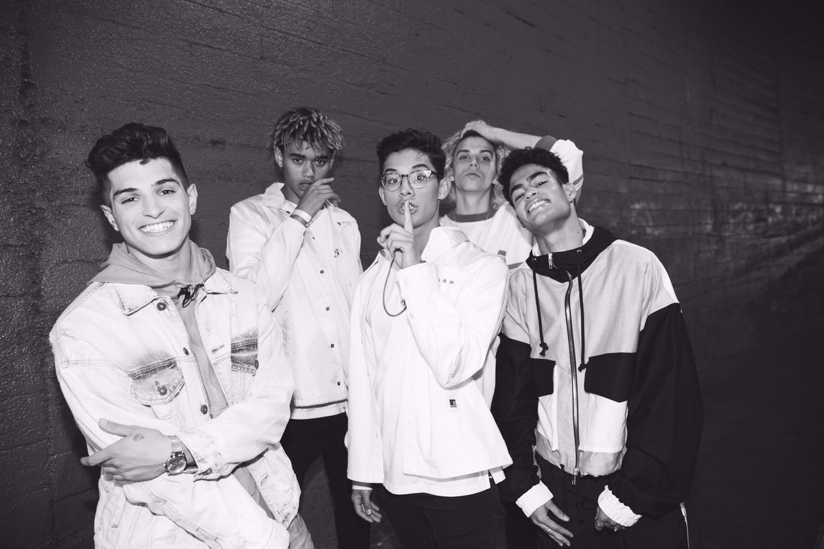 PRETTYMUCH's tweet photo. LA we told ya it's a wave 🌊 😂 we're playing Raging Waters at @1027KIISFM #ClubSplash on Friday see you there https://t.co/wkMYbRnZCX https://t.co/2ybcF0DhTD