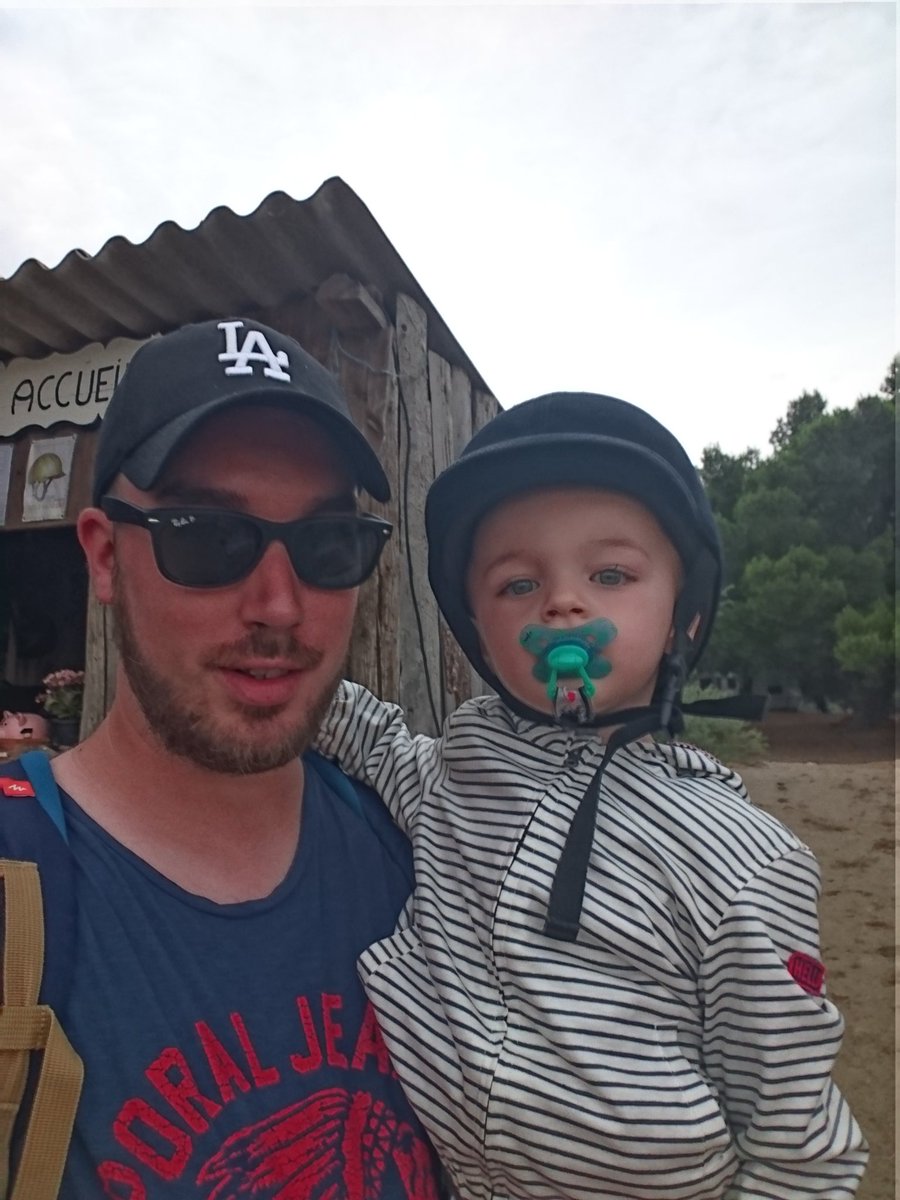 Bertrandaurlie2's tweet photo. Aaron A mis sa bombe et il est prés pour le poney.  #Vacances https://t.co/KskFs95YLj