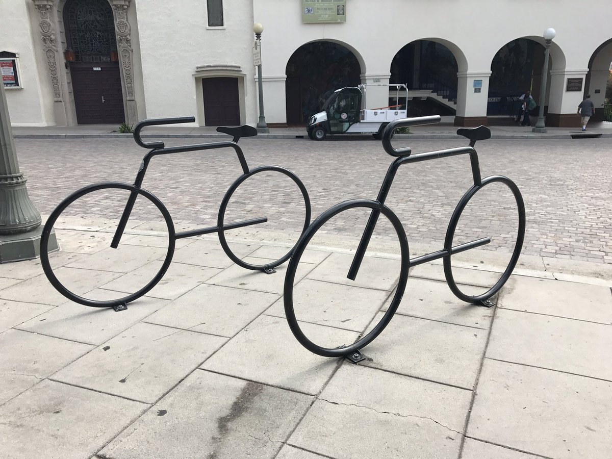 albdete's tweet photo. A Los Ángeles es segueix la teoria del Sr @XSalaimartin en dibuixar una bici... Pal d'unió entre les dues rodes perquè no pugui rodar jaja https://t.co/DvnHw5coaN