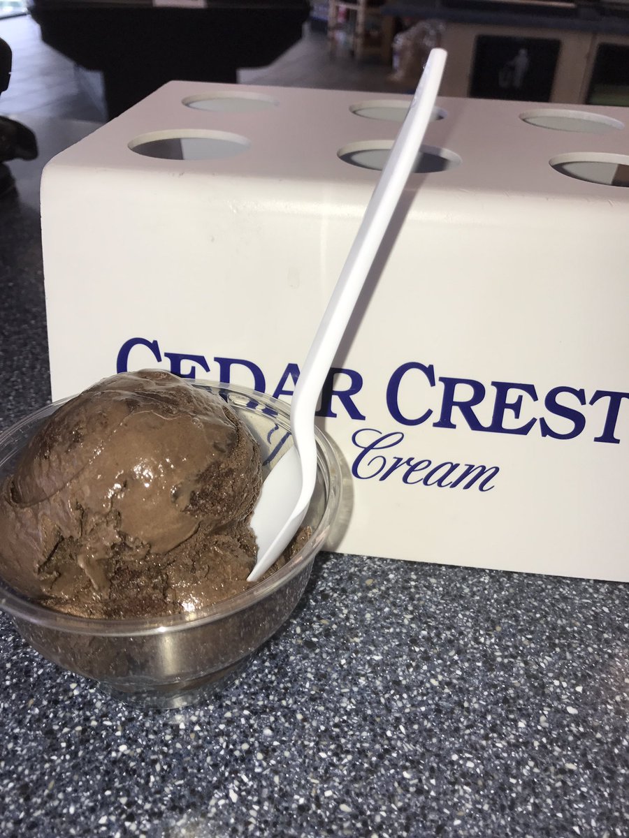 BluemkesFM's tweet photo. Happy #TwoConeTuesday! RT this for a shot at 2 free ice cream cones. Must follow to be eligible to win! Will announce winner tomorrow. https://t.co/v2K6po6Eae