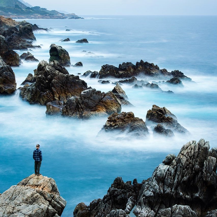 Can't imagine how @travisburkephotography took this photo of the beautiful landscape in California. 🌊