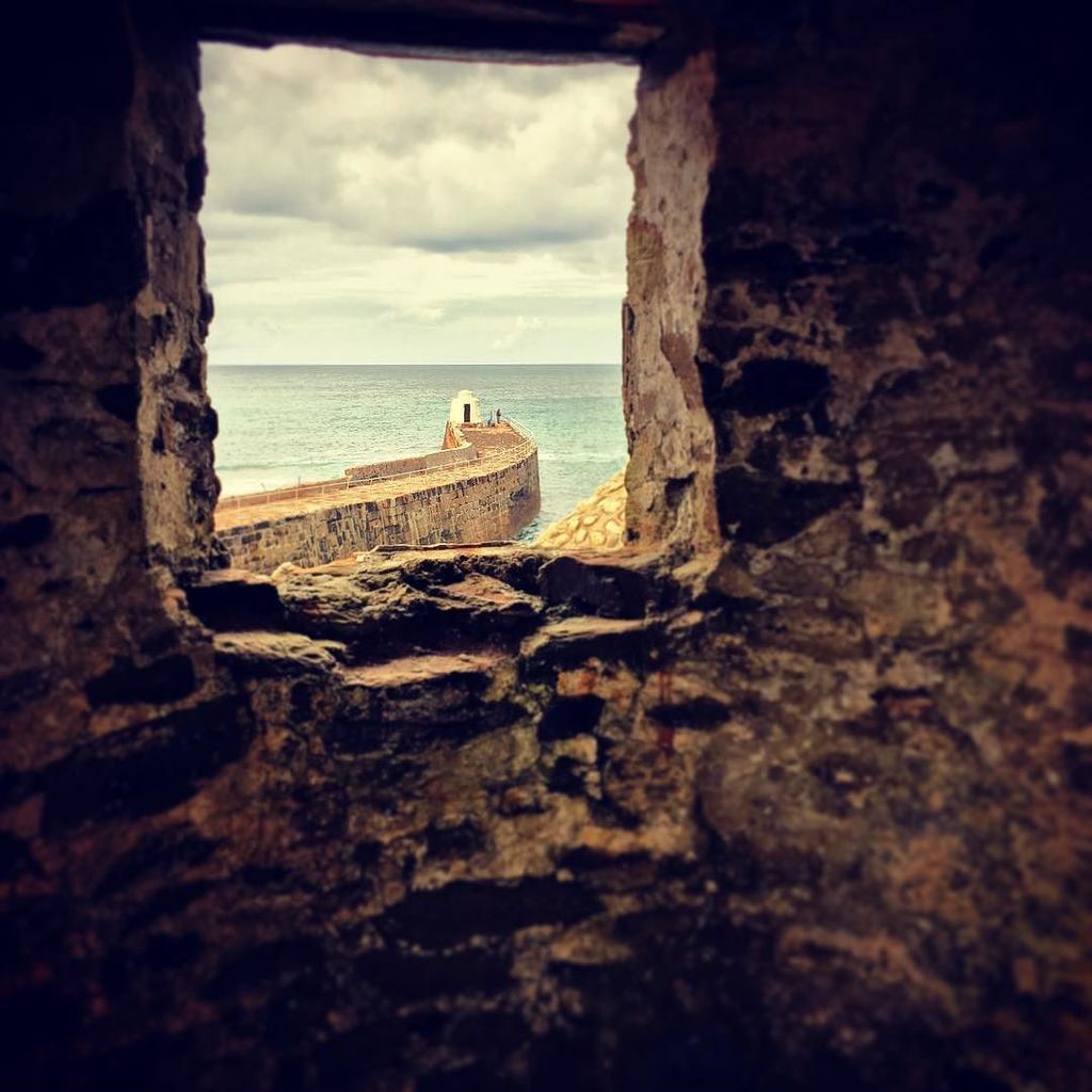 Sadlybrokeboy's tweet photo. A window with a view #portreath #cornwall #igcornwall #sea #window #seaview https://t.co/evVjs4HQC7 https://t.co/iwDFtKUe14
