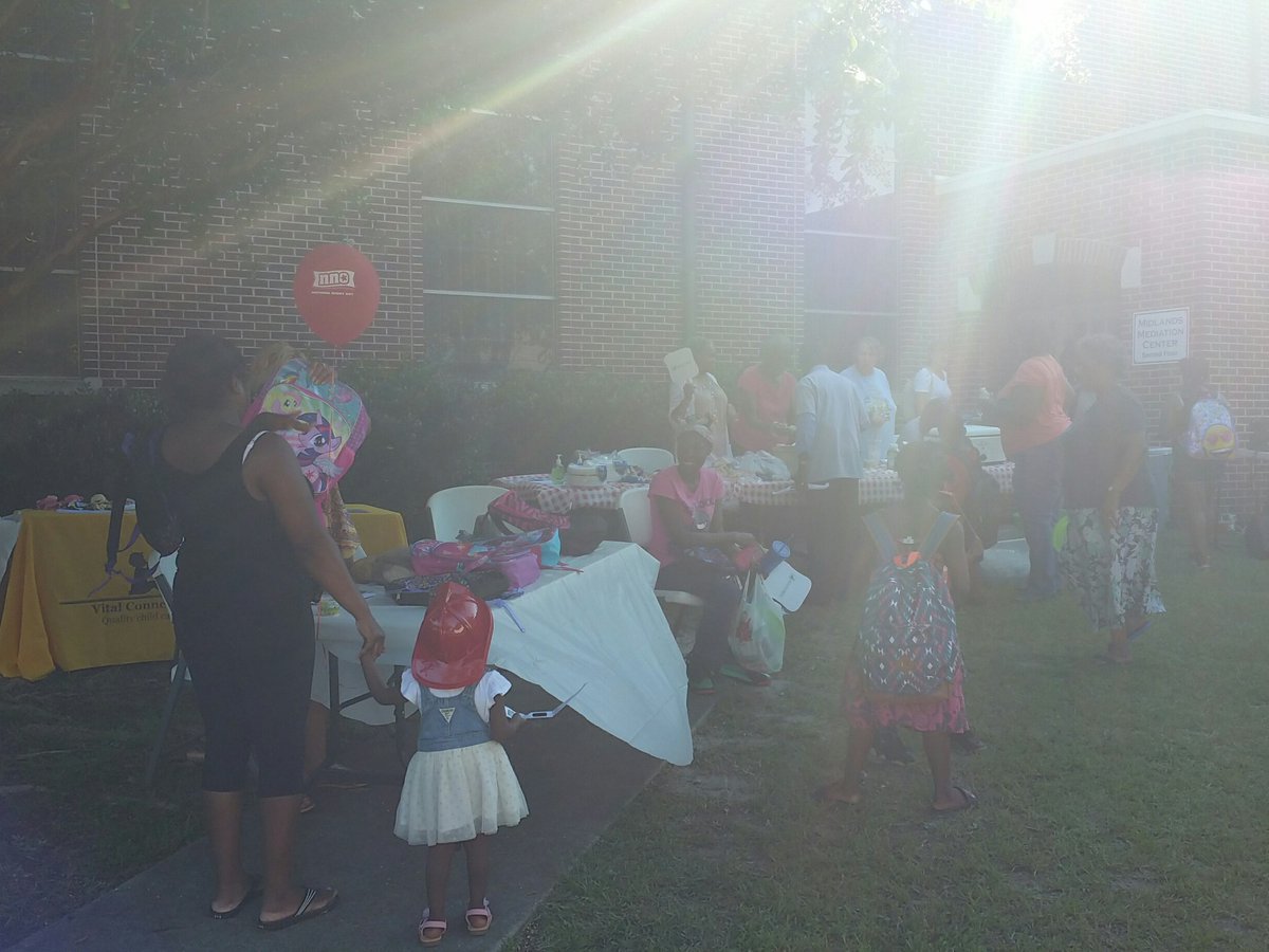 drobinson2020's tweet photo. Representing @accessfreely at #NationalNightOut2017 celebrating with #College Place Neighborhood https://t.co/BgL8S4ygqa