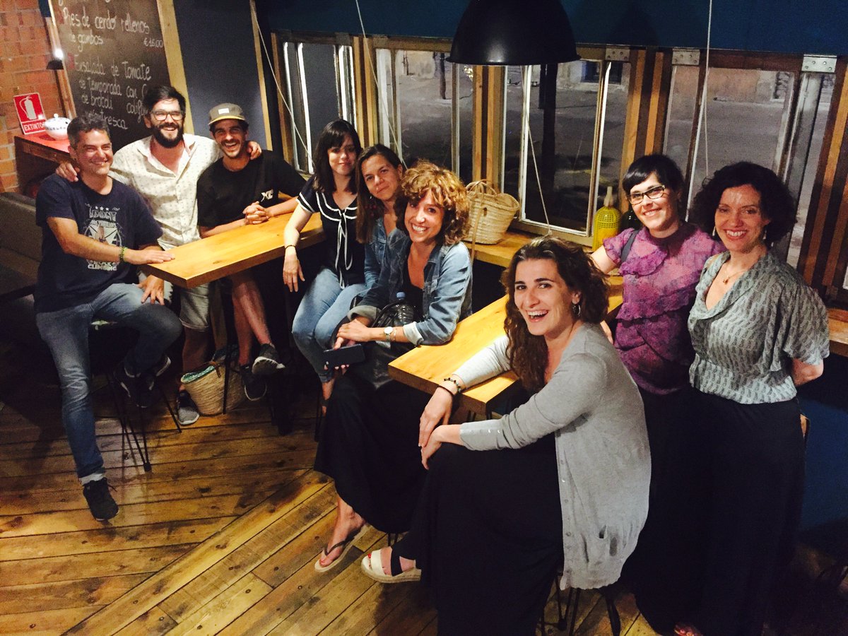 Posem cara a l'equip. Gràcies a tots! Sempre ens trobareu explicant històries <a href="/MarquesAgnes/">Agnes Marques</a> <a href="/OliverMagdalena/">Magdalena Oliver</a> <a href="/LaliColome/">Lali Colomé</a> <a href="/raulcuevasm/">Raul Cuevas</a>