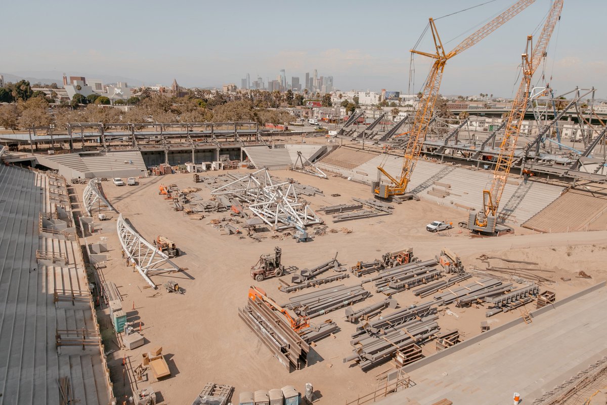 SomosLAFC's tweet photo. La nueva catedral de fútbol en Los Ángeles.

#LAFC https://t.co/E9vBwhH4w5