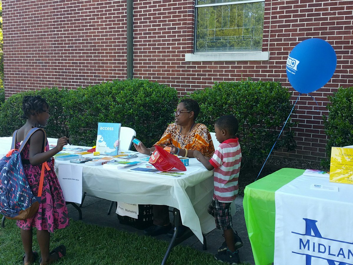 drobinson2020's tweet photo. Representing @accessfreely at #NationalNightOut2017 celebrating with #College Place Neighborhood https://t.co/BgL8S4ygqa